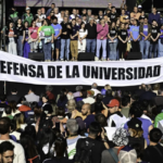 Una multitud volvió a marchar contra el ajuste de Milei a la universidad